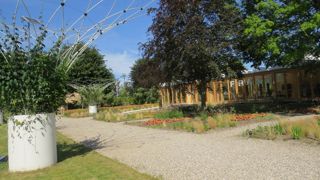 Le pavillon français proposé à Floriade 2022, à Almere, près d’Amsterdam, oscille à l’extérieur entre le classicisme des jardins en carré et des structures végétalisables très contemporaines. ©LKP 